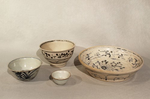 Lot 363 - A group of four Vietnamese bowls