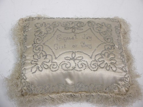 Lot 181 - A 19th century Sailors Valentine pin cushion -...