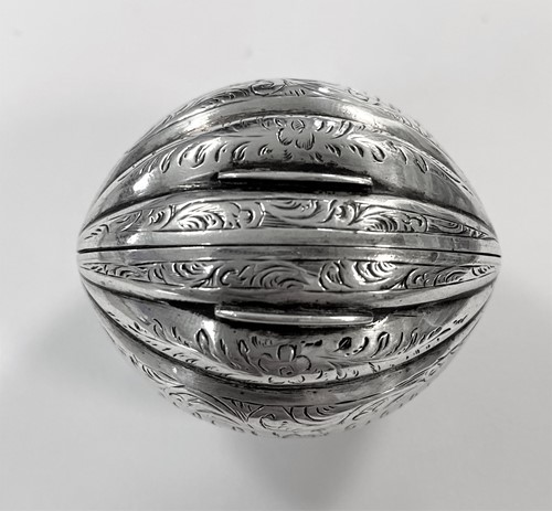 Lot 265 - A Victorian silver novelty nutmeg grater by George Unite