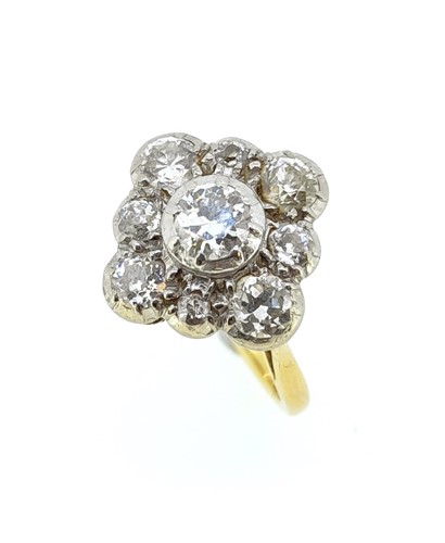 Lot 197 - An early 20th century diamond cluster ring