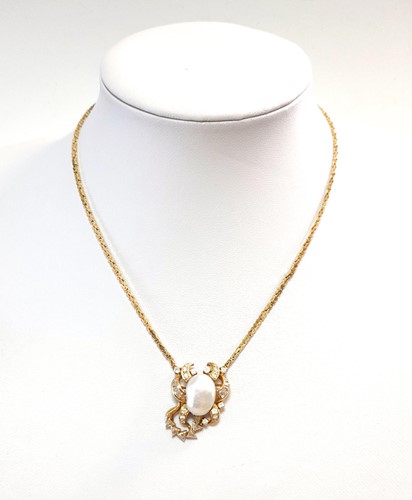 Lot 125 - A modern pearl and diamond centerpiece necklace