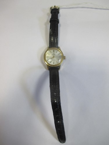 Lot 242 - Omega ladies automatic wristwatch with date