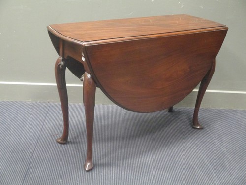 Lot 444 - A George III mahogany oval drop leaf dining table