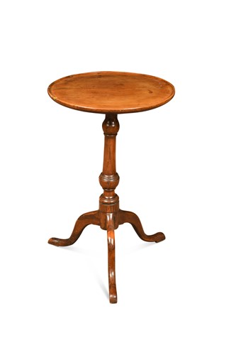 Lot 204 - A small George III circular yew side table
