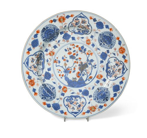 Lot 258 - A Chinese Imari porcelain dish, Kangxi Emperor (1662-1722)