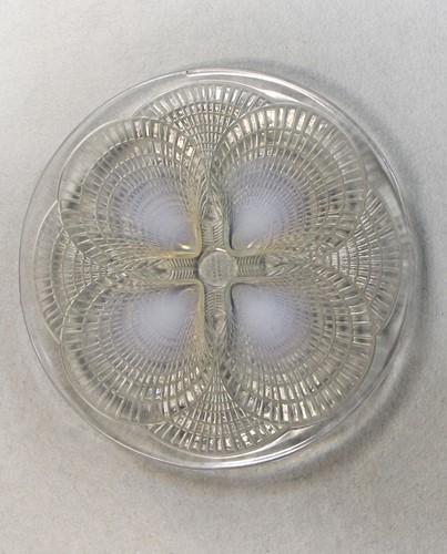 Lot 4 - Coquille, an R. Lalique opalescent glass dish