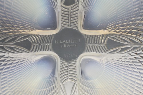 Lot 4 - Coquille, an R. Lalique opalescent glass dish