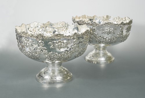 Lot 303 - A pair of large and modern silver plated rose bowls