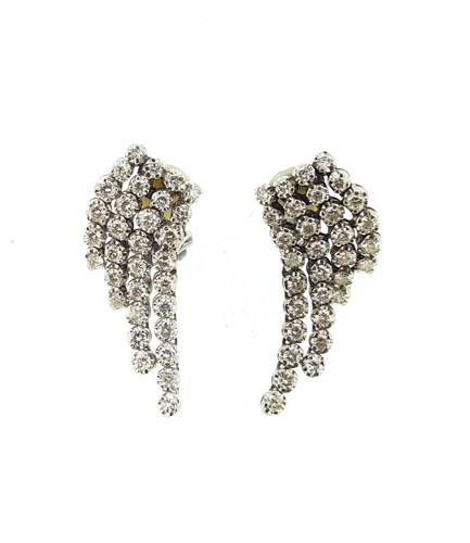 Lot 116 - A pair of diamond cascade earrings