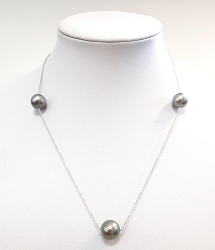 Lot 127 - A long chain set with Tahitian pearls