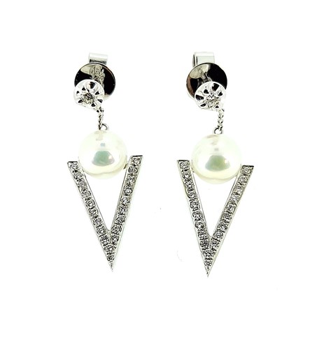 Lot 130 - A pair of diamond and pearl 'V' shaped ear pendants