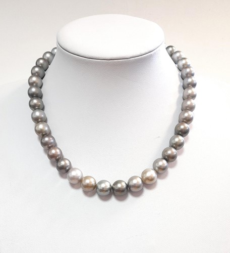 Lot 133 - A single row of pastel multicoloured Tahitian south sea cultured pearls