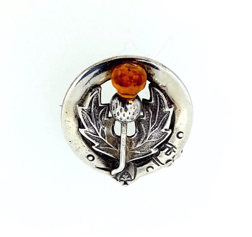 Lot 1 - An agate bracelet and two brooches in the Scottish style