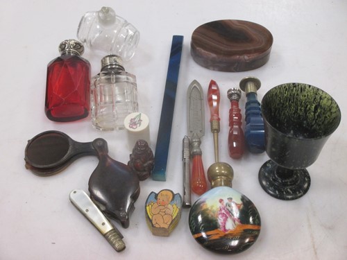 Lot 143 - A collection of hardstone objets including a...
