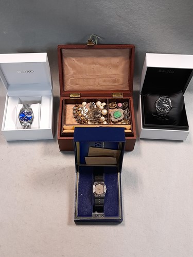 Lot 160 - A jewellery box containing a collection of...