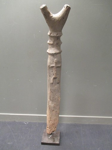 Lot 122 - An early 20th century carved African post,...