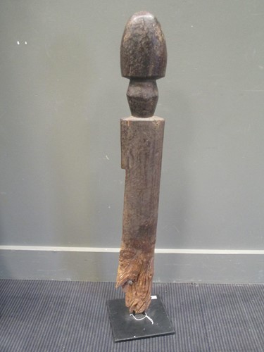 Lot 121 - An early 20th century African carved wood...