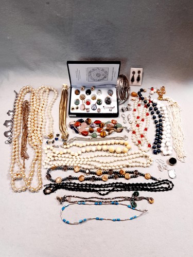 Lot 163 - A year healing stone collection (10) with...