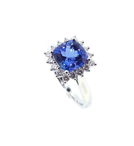 Lot 138 - A tanzanite and diamond cluster ring
