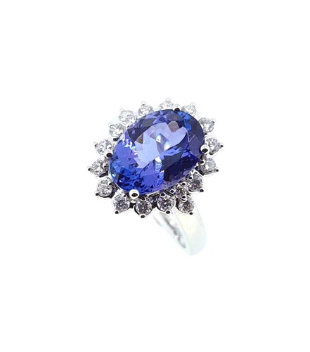 Lot 136 - A tanzanite and diamond cluster ring
