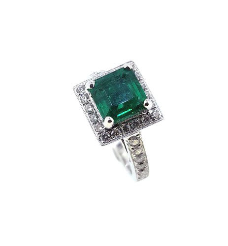 Lot 206 - An emerald and diamond cluster ring