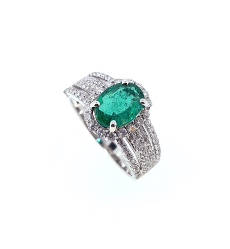 Lot 207 - A modern style emerald and diamond cluster ring