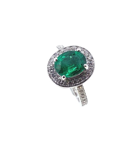 Lot 205 - An emerald and diamond halo style cluster ring