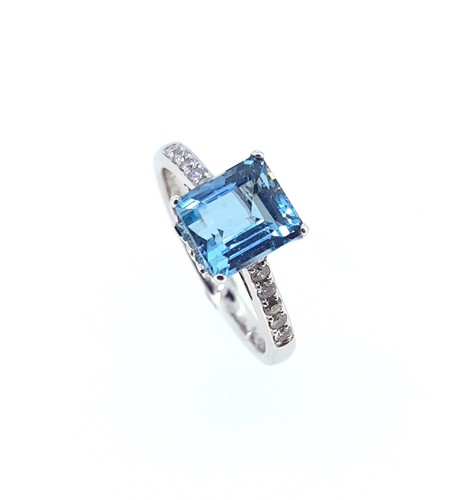 Lot 107 - An 18ct gold aquamarine and diamond ring