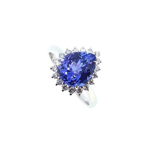 Lot 139 - A tanzanite and diamond cluster ring