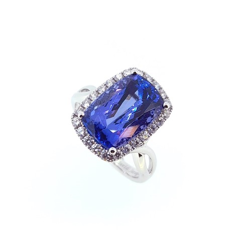 Lot 135 - A tanzanite and diamond cluster ring
