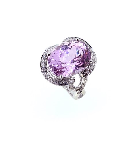 Lot 160 - A kunzite and diamond cocktail ring