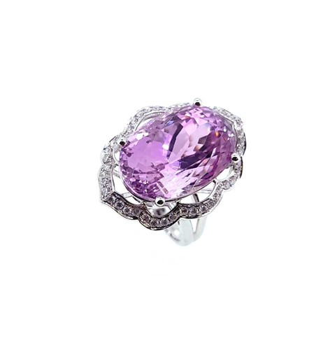 Lot 159 - A kunzite and diamond statement ring