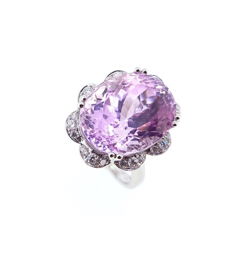 Lot 161 - A kunzite and diamond floral cluster ring
