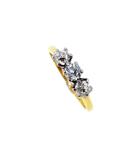 Lot 94 - An early 20th century three stone diamond ring