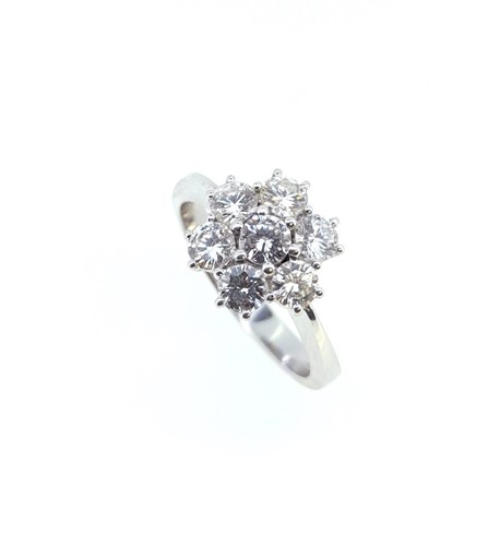 Lot 248 - A modern diamond cluster ring