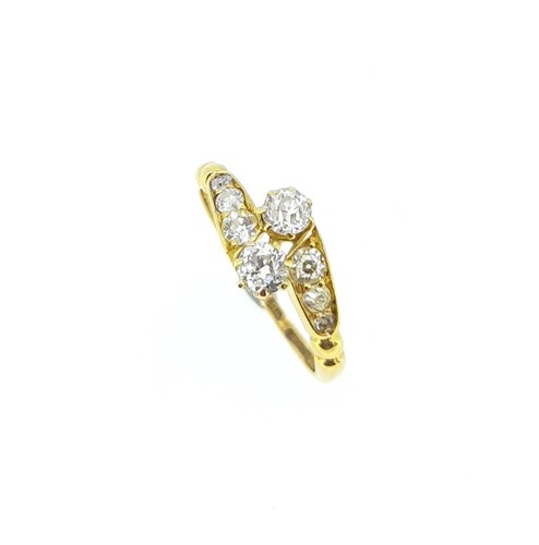 Lot 121 - A Victorian diamond crossover ring