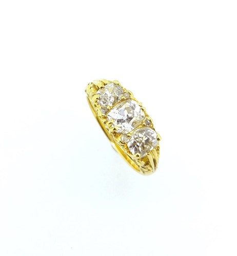 Lot 200 - A Victorian three stone diamond carved head ring