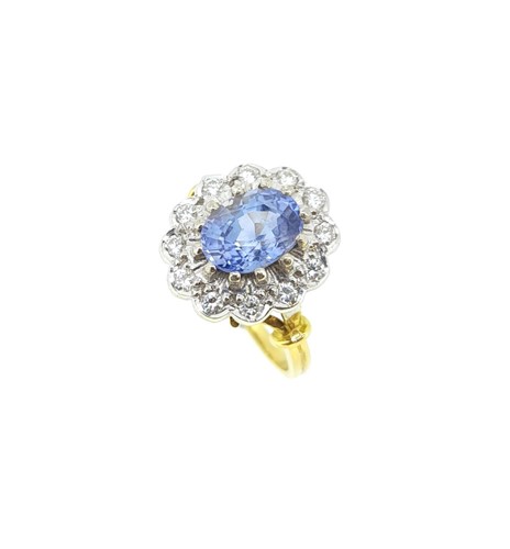 Lot 177 - A sapphire and diamond cluster ring