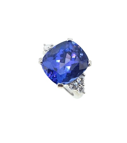 Lot 144 - A large tanzanite and diamond ring