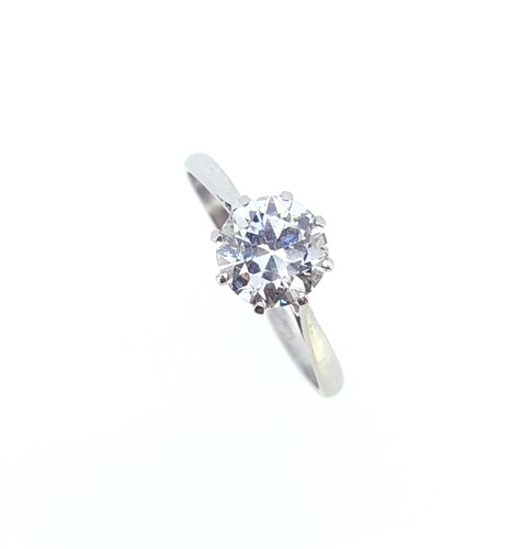 Lot 195 - A diamond solitaire ring