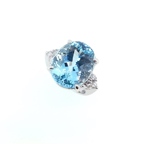 Lot 102 - An impressive aquamarine and diamond statement ring