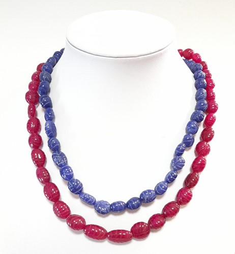 Lot 134 - A necklace of carved rubies and sapphires