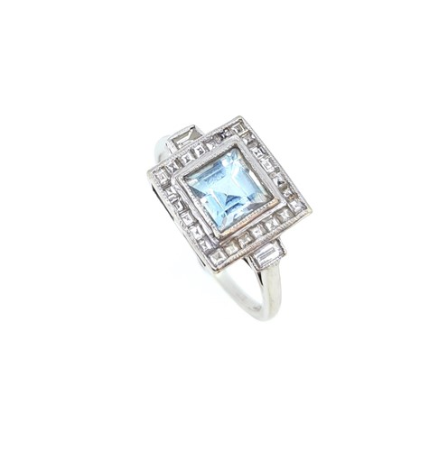Lot 104 - An 18ct gold aquamarine and diamond ring