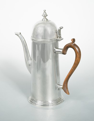 Lot 390 - An Edward VII silver coffee pot