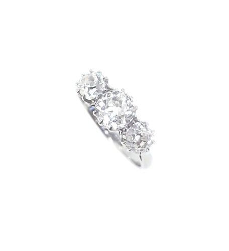 Lot 194 - An early 20th century three stone diamond ring