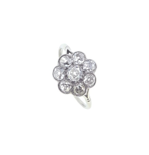 Lot 117 - An early 20th century diamond cluster ring