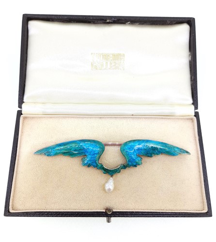 Lot 109 - Child & Child - An Art Nouveau pearl and enamel wings brooch