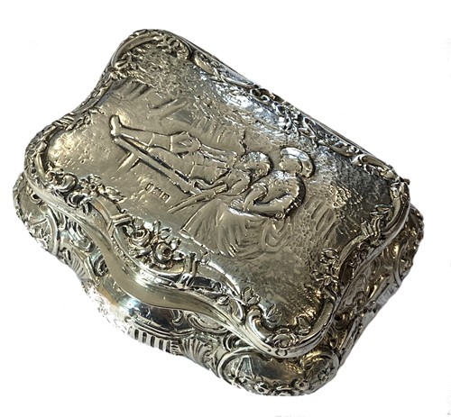 Lot 311 - A continental metalwares silver table snuff box