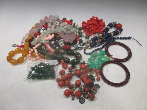 Lot 225 - A collection of gemstone beads