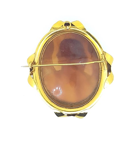 Lot 17 - A large Victorian shell cameo brooch